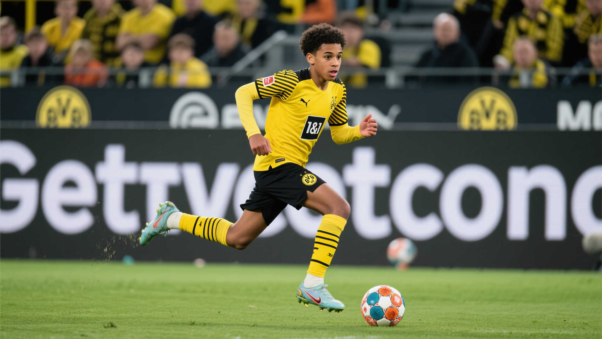 德媒:拜仁重新锁定吉滕斯,与其经纪人展开接触 出生于2004年的贾马尔·吉滕斯以出色速度和技术见